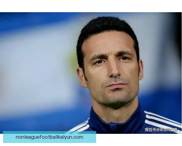 斯卡洛尼执教风格多元化，战术灵活性与团队协作并重